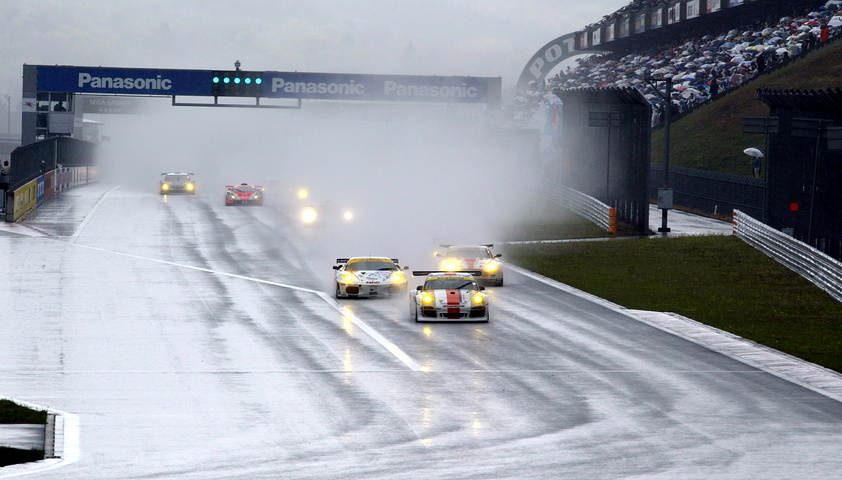 雨のなか、5周のセーフティーカーランが行われ、ついに今シーズンのSUPER GTがスタートした（GT300）