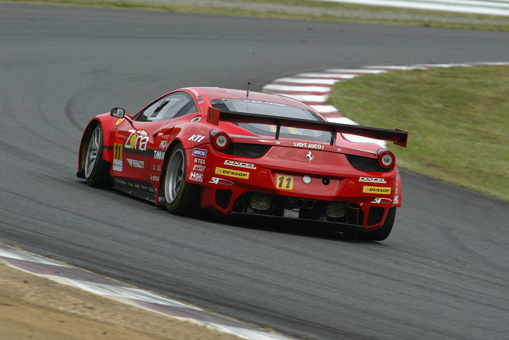 GT300クラスで決勝2位に入ったJIMGAINER DIXCEL DUNLOP 458（田中哲也／平中克幸組）