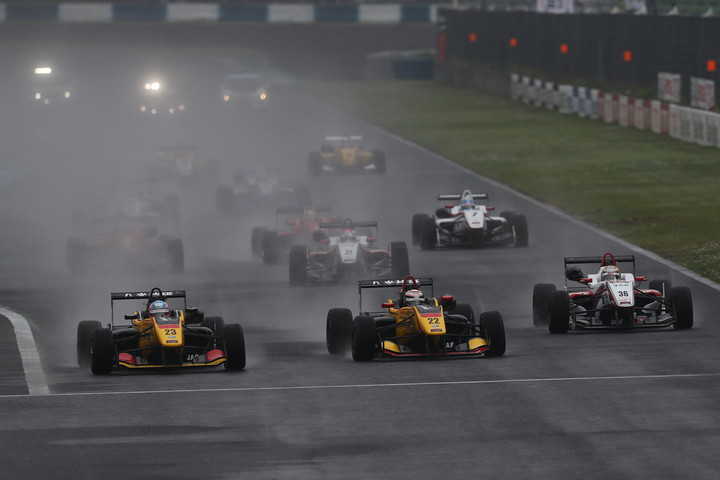 雨の中25周の決勝レースがスタートした 2016年Japanese F3第6戦 岡山国際サーキット Photo Gallery